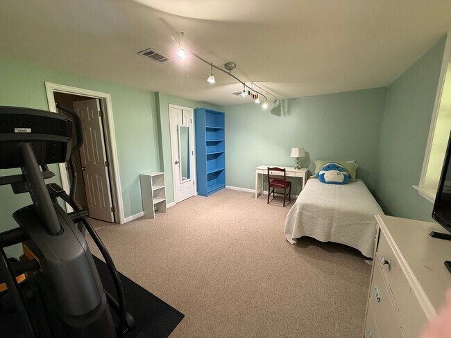 Building Photo - Move in ready for August!