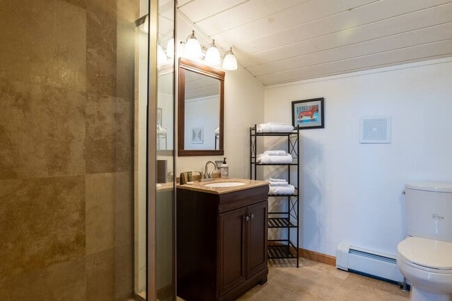 Building Photo - Walk to Main St and Gondola! Furnished!