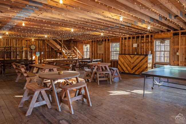 Building Photo - 147 Rock City Rd