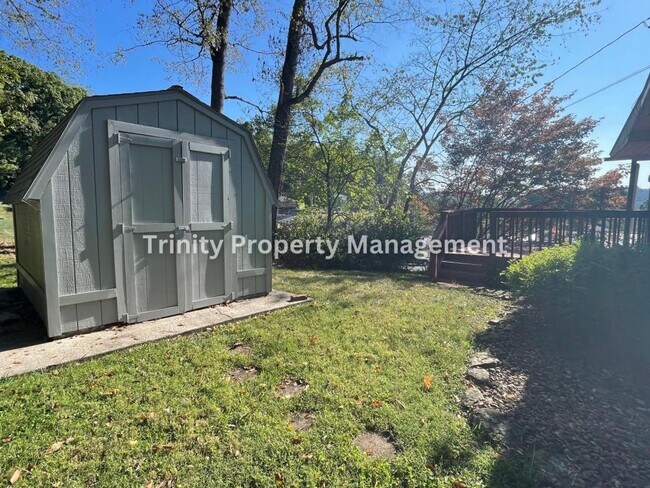 Building Photo - 305 Michael St