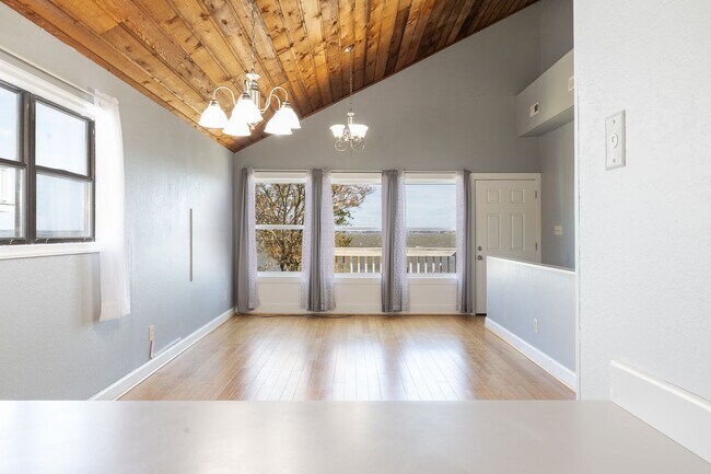 Building Photo - 219 Patane