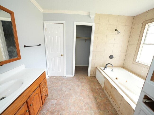 Building Photo - 625 Waugh Way