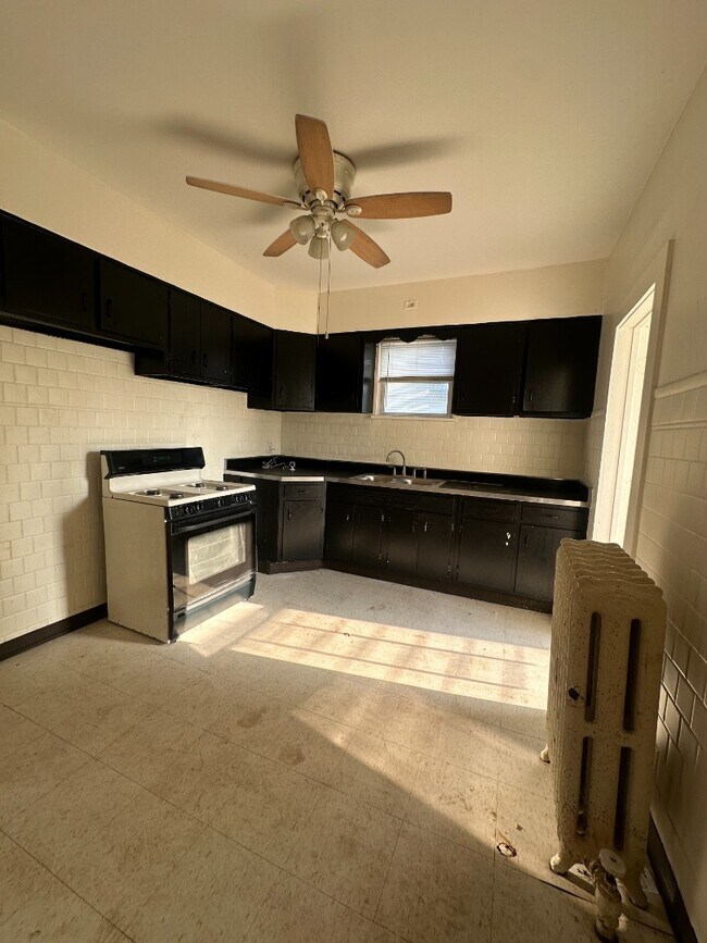 Building Photo - Spacious 2BR Apartment in Roseland – Off-Street Parking & Shared Laundry!