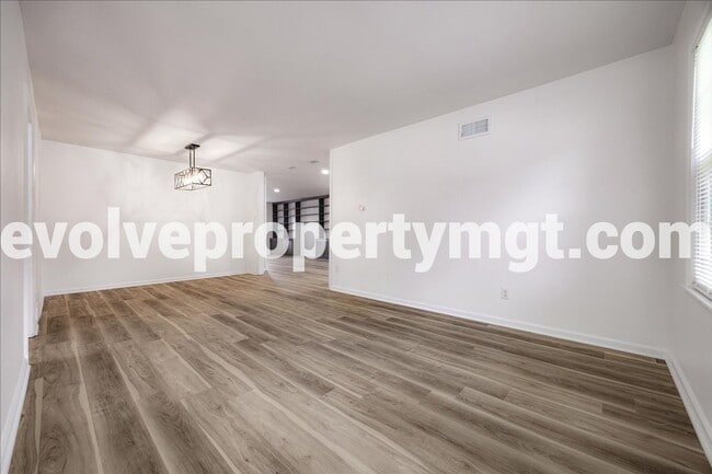 Building Photo - BEAUTIFUL EAST MEMPHIS 4/2!