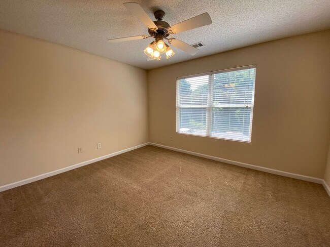 Building Photo - PRE-LEASING FOR AUGUST 2026 ! 1/2 DEPOSIT SPECIAL