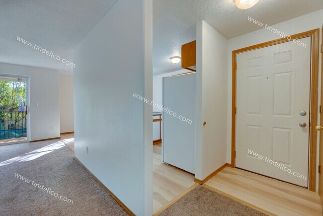 Building Photo - $500 OFF 2ND MONTH RENT** Spacious Pet-Friendly Top-Floor Unit w/ Parking Included!