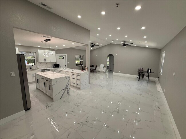 Building Photo - 603 N Sunset Ave