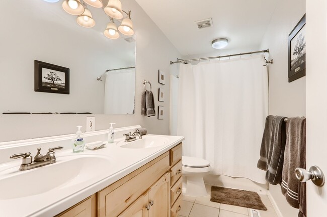 Building Photo - Spacious 5 BDR Lafayette Home - Close to Coal Creek Trail