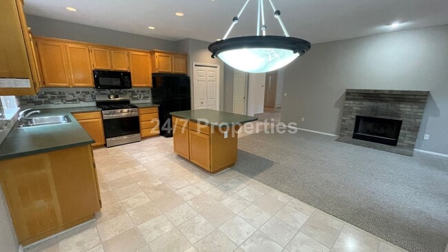Building Photo - Inviting 3 BD | 2.5 BA Home w/ Massive Bac...