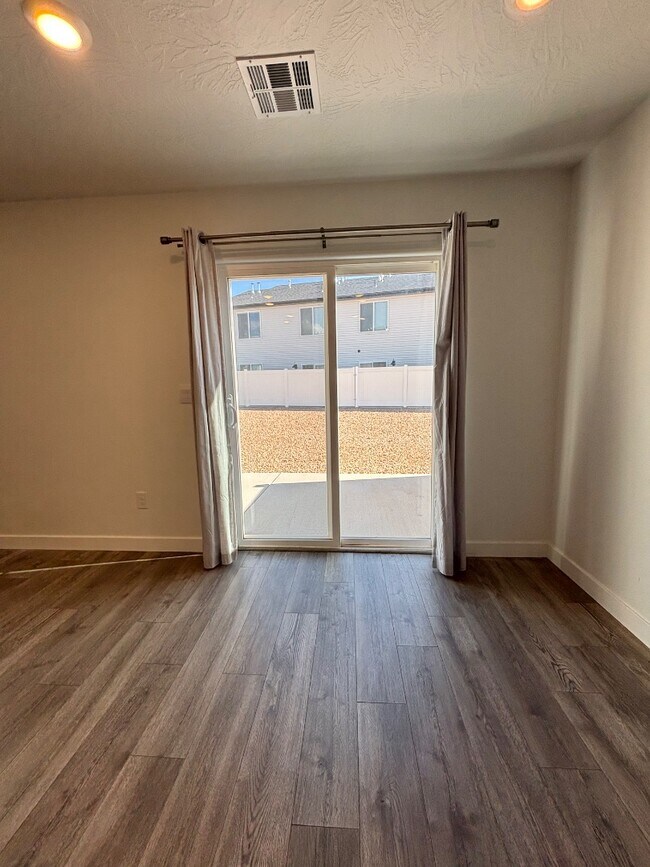 Building Photo - 381 W 2025 N