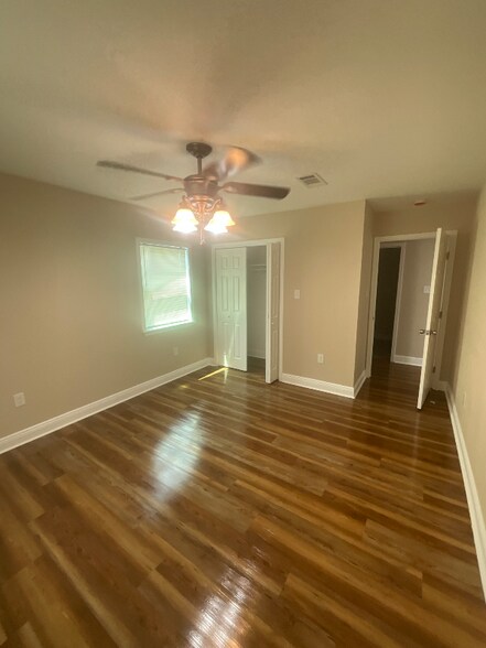 Building Photo - 1216 Hymelia Ave