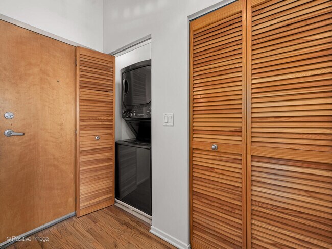 Building Photo - 6 S Laflin St