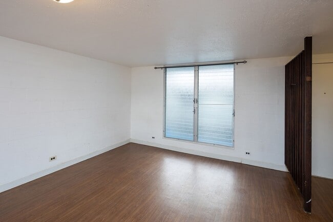 Building Photo - Available now! Prime location Studio with Parking!