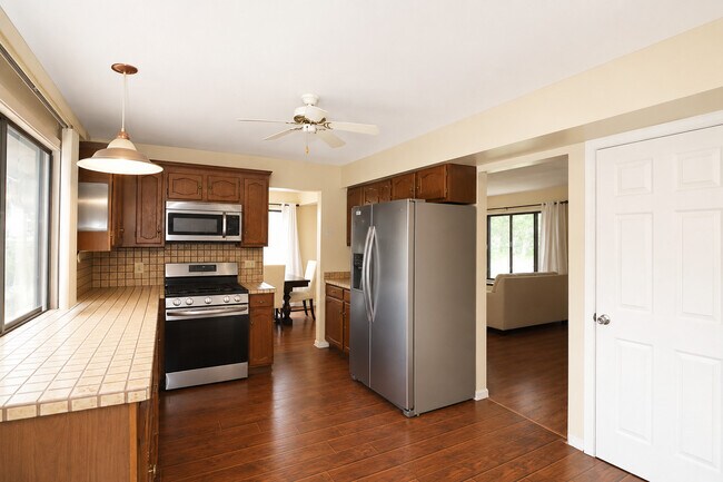 Building Photo - 982 Valleyview Dr