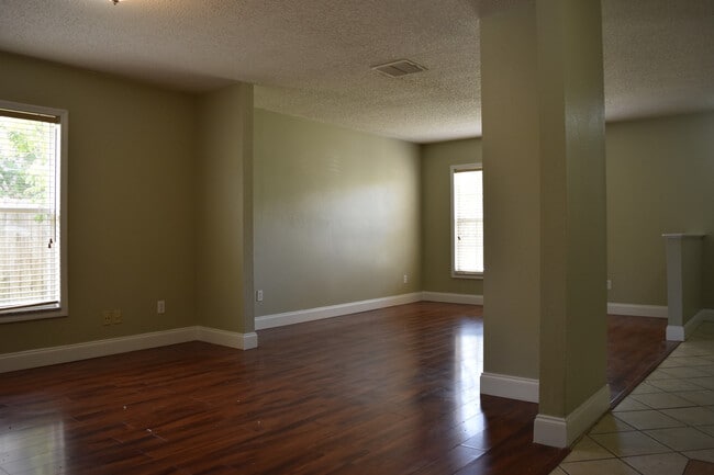 Building Photo - Avalon Park Pool Home - Gated Street - 7 B...