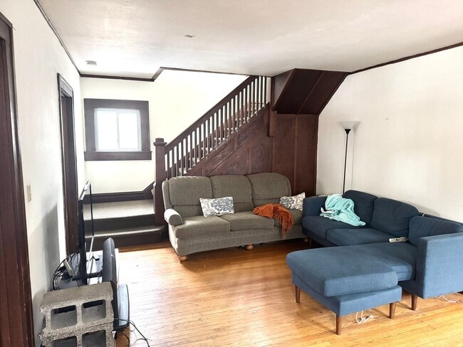 Building Photo - 6BR/2.5BA Prime Location Next to Camp Randall