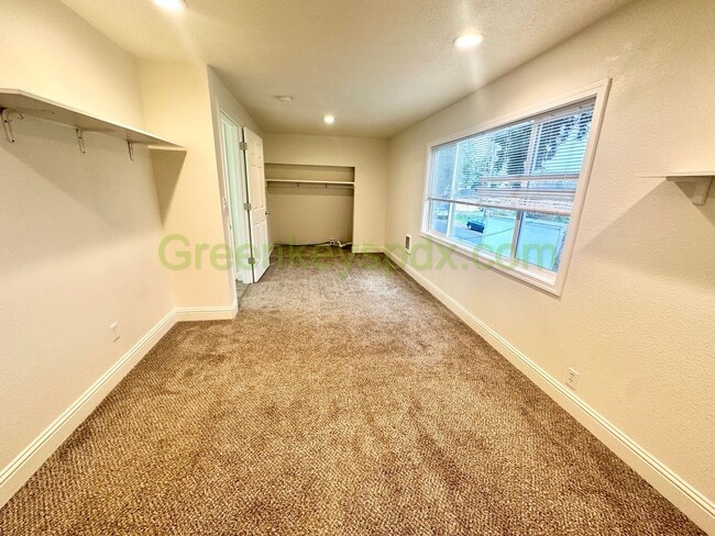 Building Photo - SE Ankeny Duplex