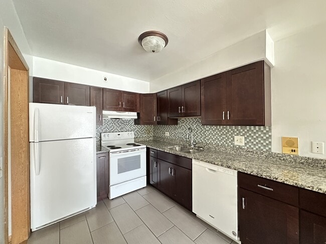 Building Photo - 1026 S River Rd