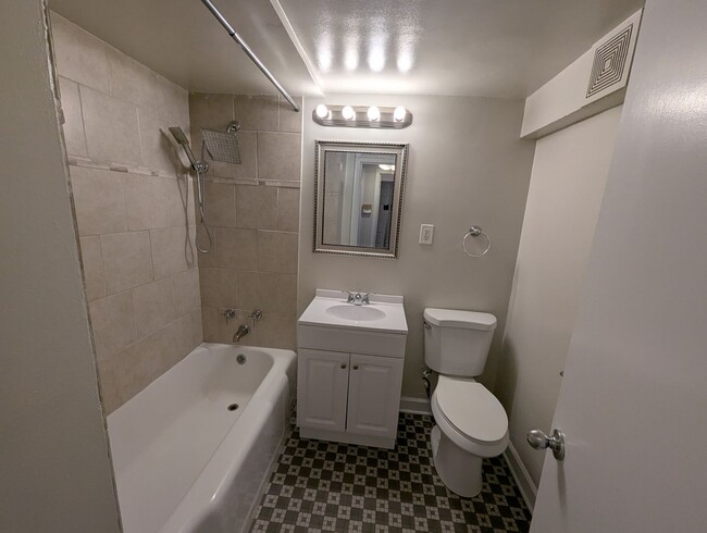 Building Photo - Ravenswood Renovated One Bedroom