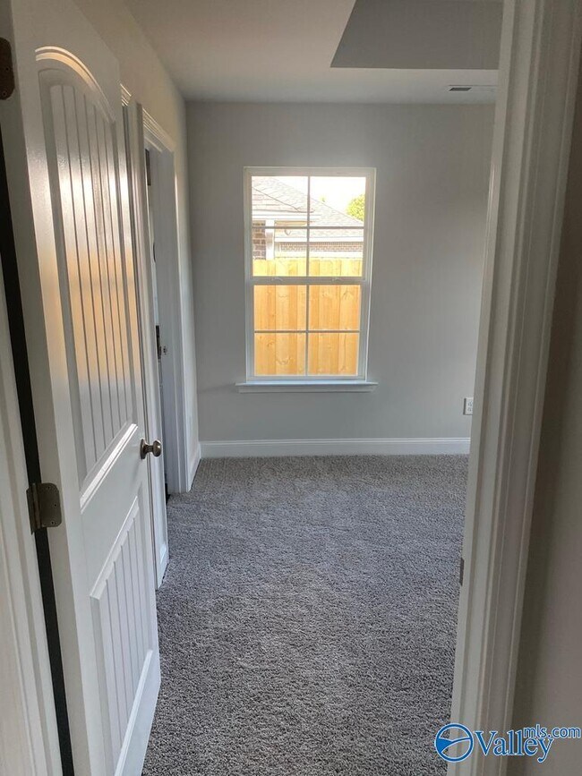 Building Photo - 121 Sorrelweed Dr