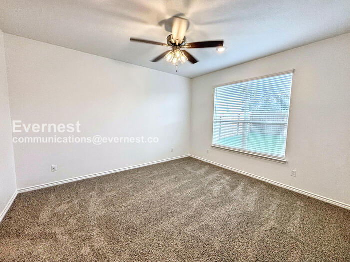 Building Photo - 2203 Hornbeam St