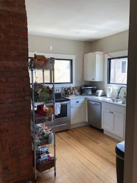 Building Photo - 412 E 4th St