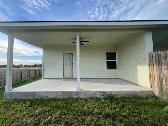 Building Photo - Luxury 3/2 Duplex in Seguin, Texas