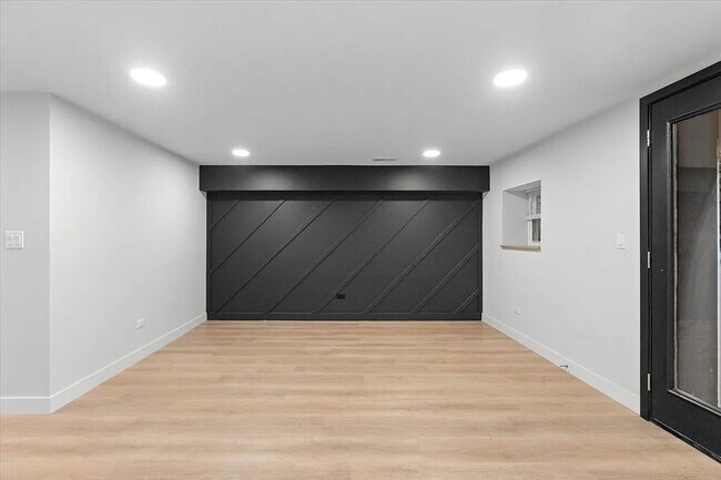 Building Photo - 927 N Mozart St