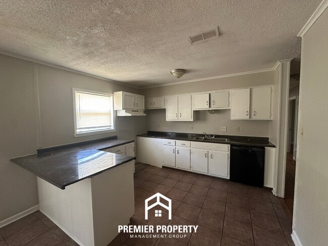 Building Photo - Move-In Ready 4 Bedroom Rental in 38134 Ã¢?? Hardwood Floors & Open Kitchen