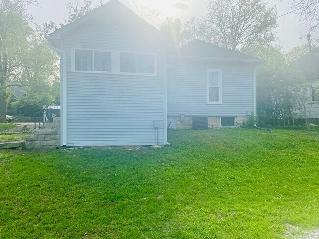 Building Photo - Newley Renovated 4BR - 2BA - South Campus!