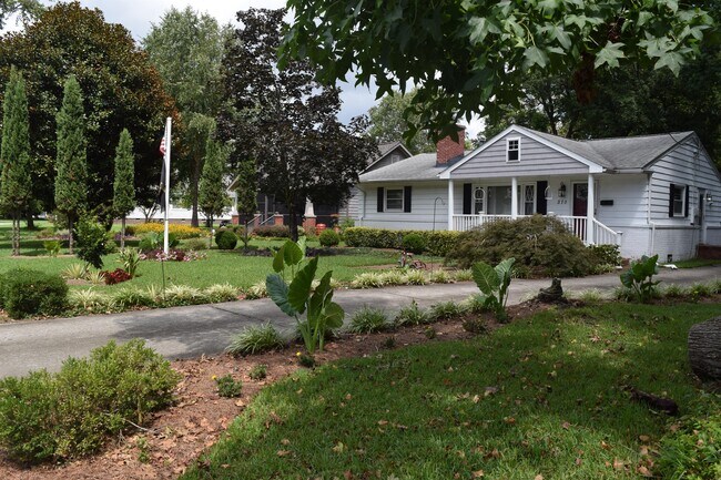 Building Photo - 310 La Salle Ave