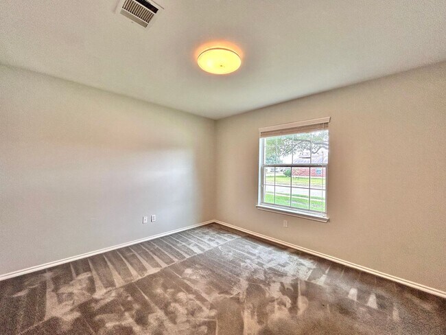 Building Photo - Spacious 4/BR 3/BA One-Level Home with Lar...