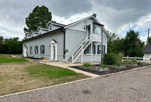 Building Photo - LARGE 2 Bed, 1 Bath Apartment Available NOW!!