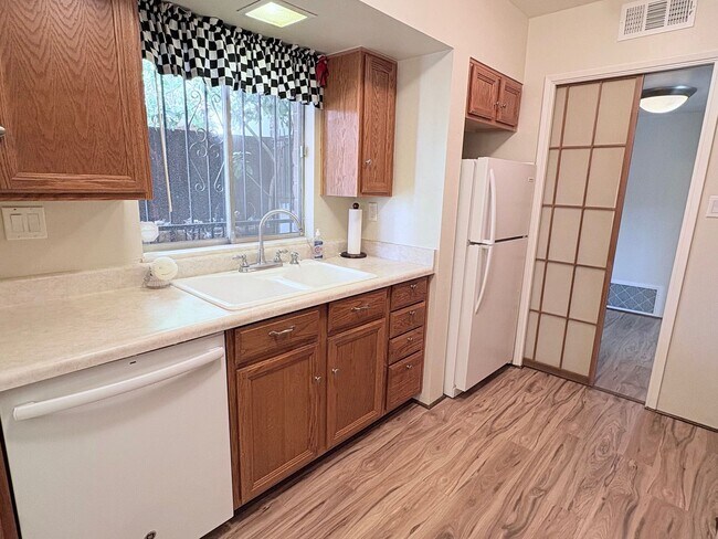 Building Photo - Lovely 2 Bedroom and 2 Bathroom Condo w/ Den! Lots of Space! *SPECIAL OFFER 2 Weeks Free Rent*