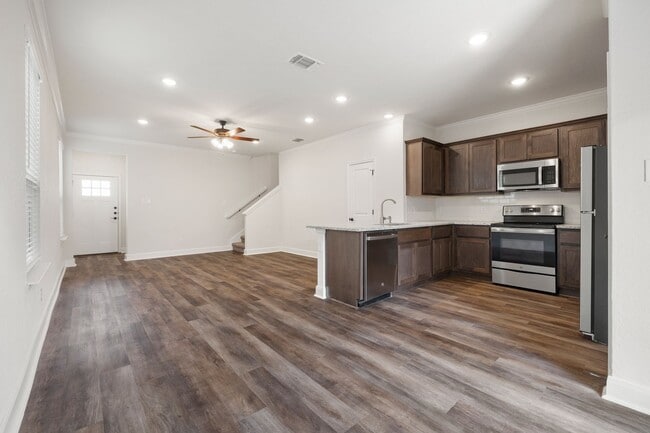 Building Photo - Like-New 3BR Duplex in Gated Community w/ Parks, Granite Kitchen & Private Yard