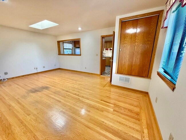 Building Photo - 252 Stoakes Ave