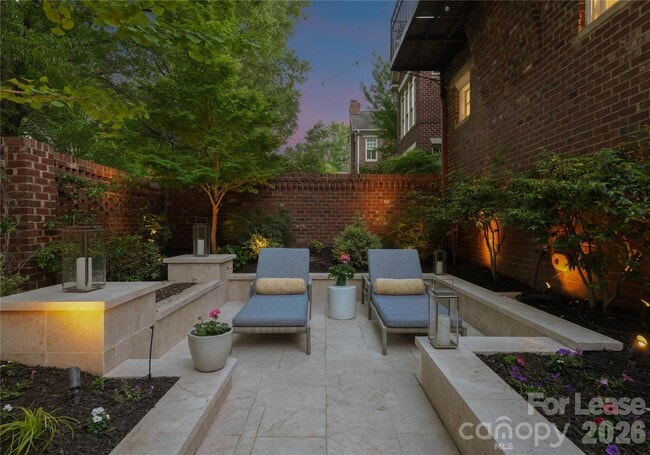 Building Photo - 1124 Dilworth Crescent Row