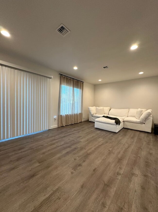 Building Photo - 527 Canterbury Ln