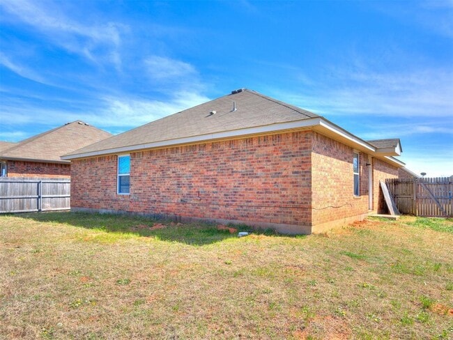 Building Photo - 609 E Linden Ln