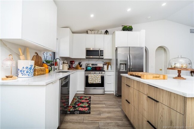 Building Photo - 2141 SW Janette Ave