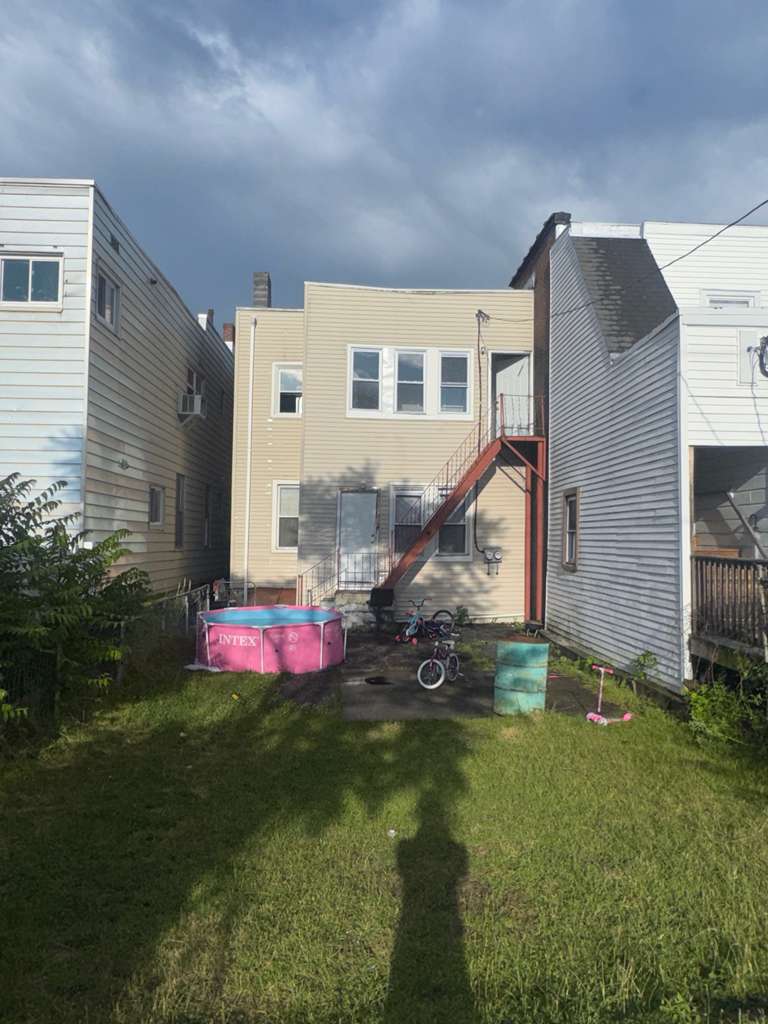 Building Photo - 427 1st St
