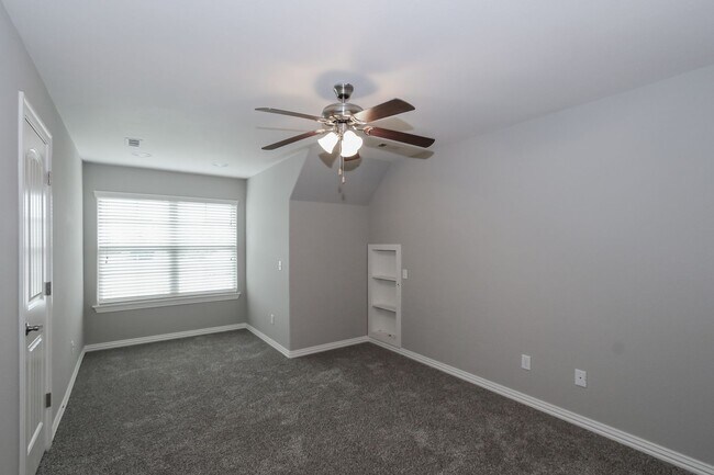 Building Photo - Gorgeous 3 bed/3 bath home in great Bentonville neighborhood