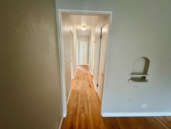 Building Photo - Charming 2 Bedroom Upper Unit onsite Laundry!