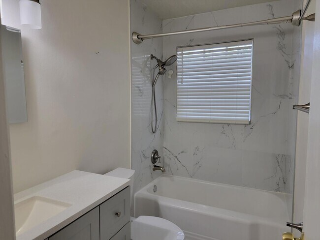 Building Photo - 550 SW 38th Terrace
