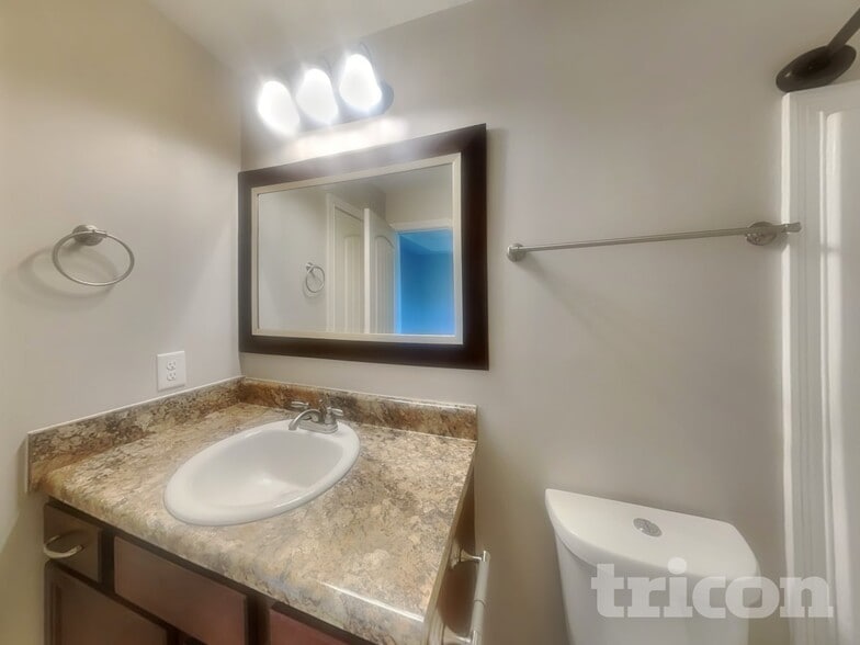 Building Photo - 609 Hollow Crst