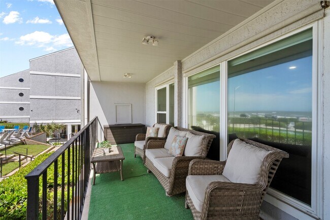Building Photo - 7600 Seawall Blvd