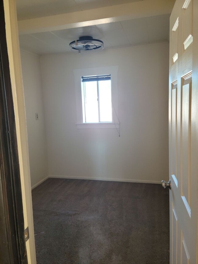 Building Photo - 3 bedroom, 1 bath in town