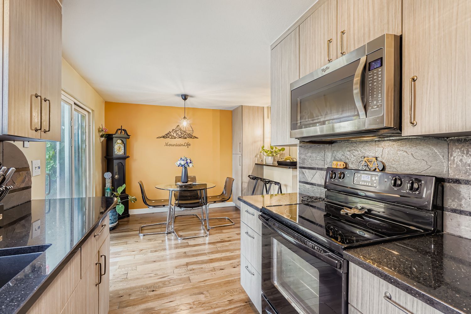 Dining/Kitchen - 382 Gladiola St