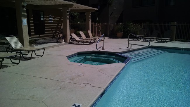 Community jacuzzi - 5750 N Camino Esplendora