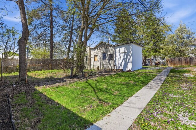 Building Photo - Beautiful Duplex with Charm